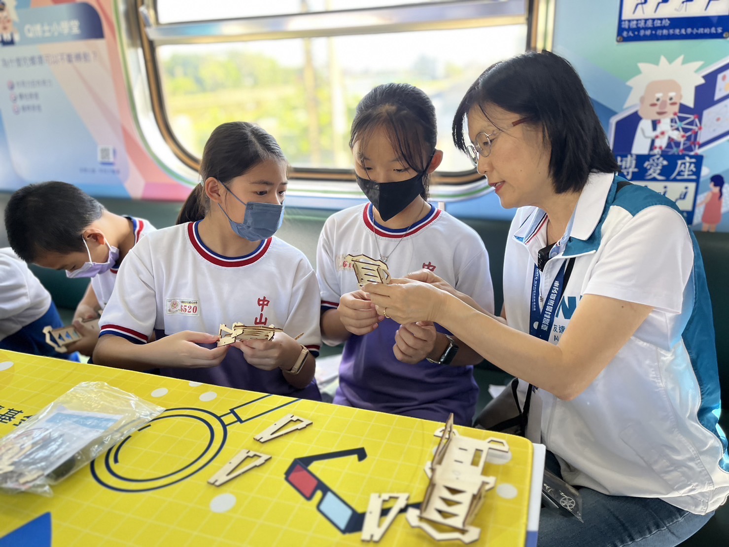 88BIFA永續基金會執行長古秀華及同仁親自擔任科普列車志工，帶領師生們動手做科學，傳遞能源科普知識，讓科學教育向下紮根