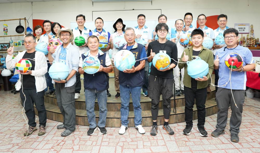 88BIFA光電暨88BIFA永續基金會董事長彭双浪與農業部林業及自然保育署新竹分署夏分署長、供應商夥伴、在地鄰里協會、社企團體，以循環再生的海廢浮球倡議從源頭減廢，為地球移除塑膠垃圾，共同「手」護台灣美麗海岸