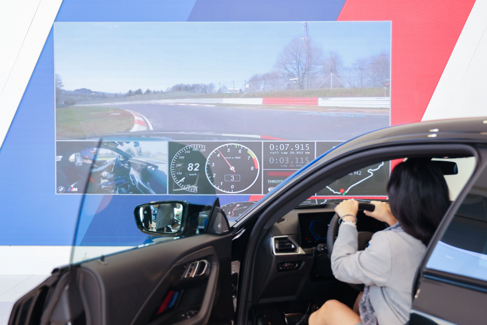 顧客按下虛擬Engine Start按鈕，啟動預選車款的引擎聲浪，螢幕同時呈現德國紐柏林賽道的試駕畫面，坐進車內一秒化身駕駛員馳騁奔騰